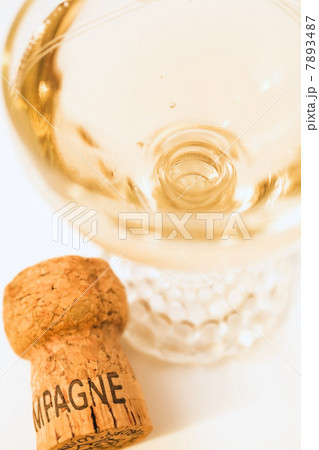 Glass of champagne and cork, close up 7893487