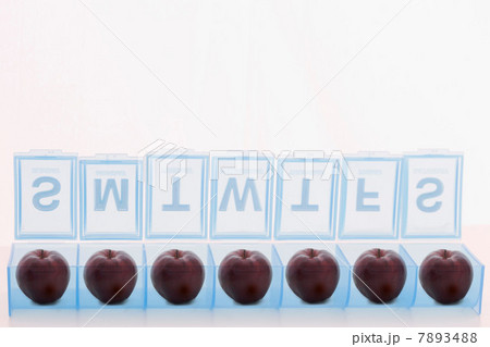 Pill holder containing apples 7893488