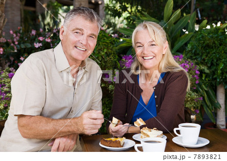 Mature couple having cake 7893821