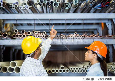 Two warehouse workers in front of shelves 7893966