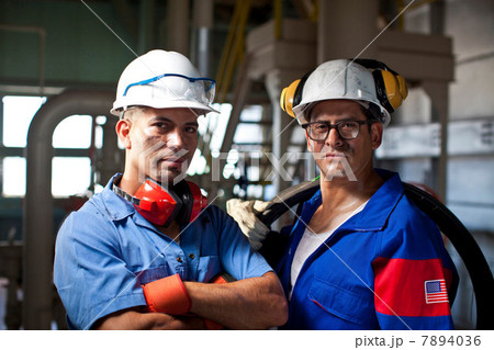 Industrial workers in plant 7894036