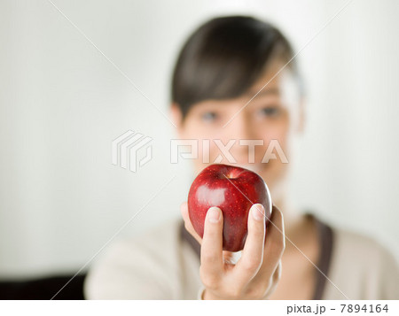 Young woman holding red apple, close up Young woman holding red apple, close up 7894164