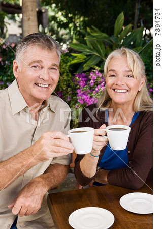 Mature couple having coffee 7894734