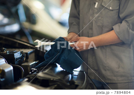 Car mechanic on completion of job 7894804