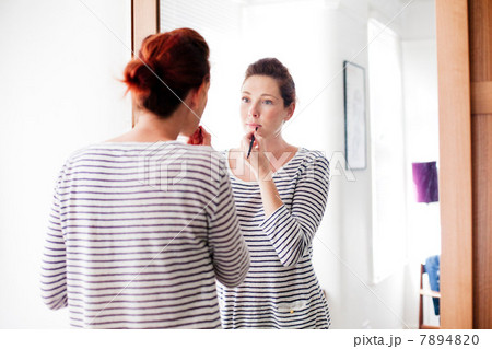 Woman applying make up Woman applying make up 7894820