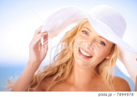 Woman wearing floppy hat outdoors 7894978
