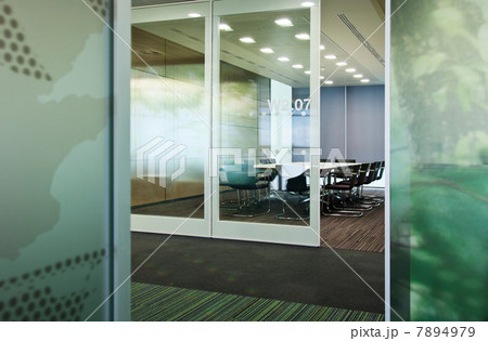 Conference room in empty office block 7894979