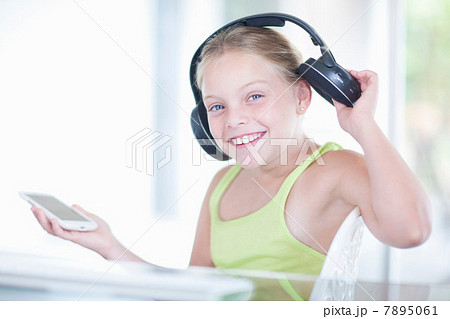 Girl listening to music on a smartphone 7895061