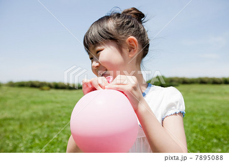 Girl with pink balloon 7895088