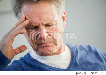 Man looking stressed 7895363