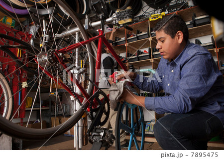 Mechanic working in bicycle shop 7895475