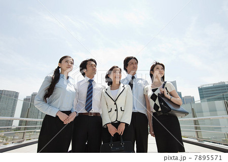 Businesspeople in city scene 7895571