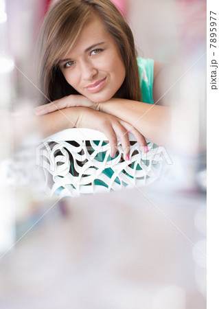 Teenage girl resting chin on hand 7895977