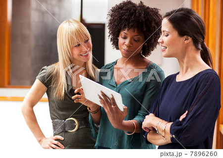 Female business colleagues with digital tablet 7896260