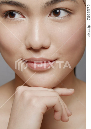 Young woman with brown eyes looking away Young woman with brown eyes looking away 7896579