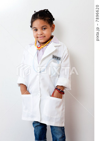 Girl dressing up as doctor 7896620