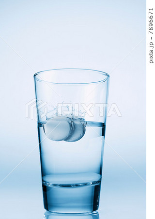 Tablets falling in glass of water Tablets falling in glass of water 7896671