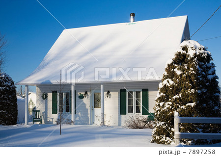 House exterior in snow 7897258