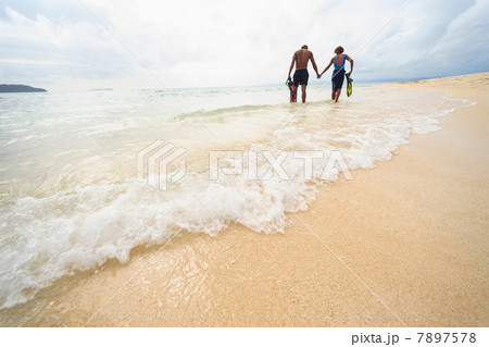 Couple walking on tropical beach 7897578