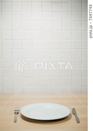 Empty plate with knife and fork 7897748