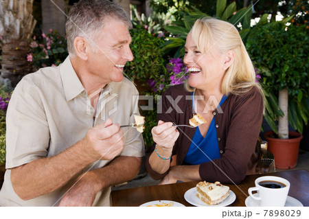Mature couple having cake 7898029