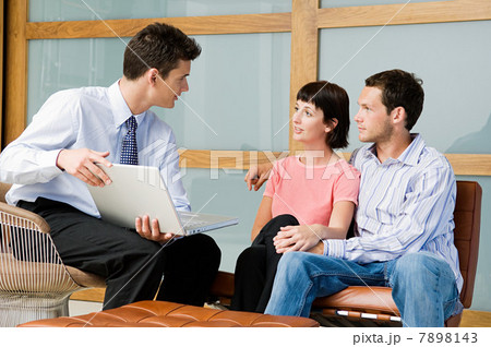 Couple meeting financial advisor 7898143