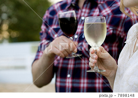 Couple tasting wine in vineyard 7898148