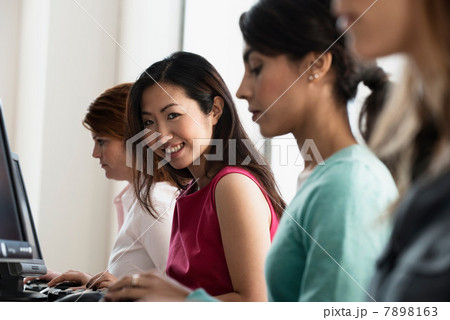 Businesswomen working at computers 7898163