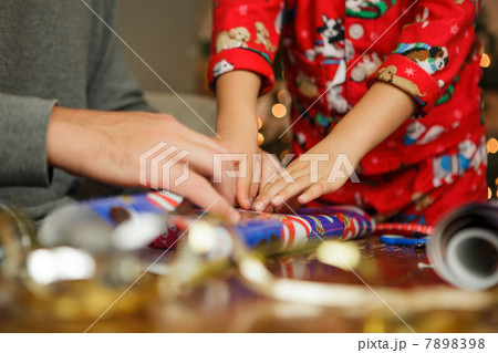 Father and daughter wrapping Christmas presents 7898398