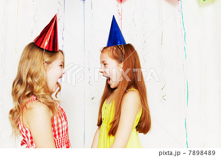 Two girls screaming at each other 7898489