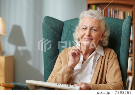 Senior woman with newspaper, portrait Senior woman with newspaper, portrait 7898565
