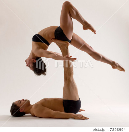 Mid adult couple performing modern dance 7898994