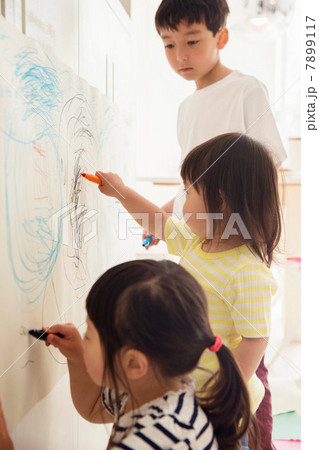 Brother and two young sisters drawing 7899117