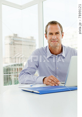 Businessman using laptop in office 7899121