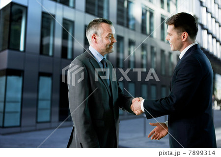 Businessmen shaking hands 7899314