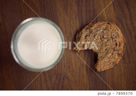 Chocolate chip cookie with milk 7899370