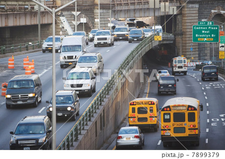 Traffic on New York City street 7899379