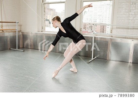 Ballerina in pose 7899380