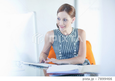 Businesswoman working at desk 7899466