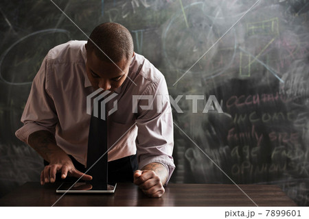 Man using digital tablet 7899601