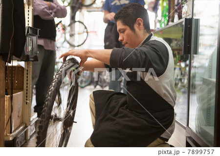 Mechanic working in bicycle shop 7899757