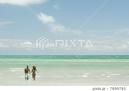 Couple in the sea 7899783
