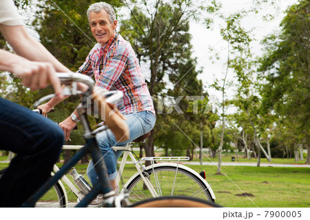 Mature couple cycling Mature couple cycling 7900005