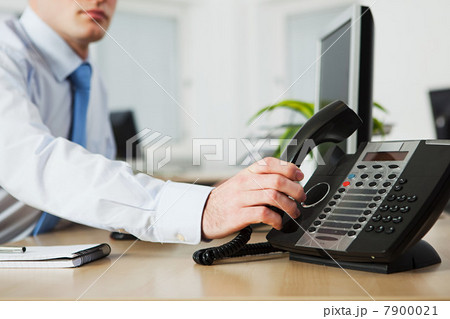 Office worker answering telephone 7900021