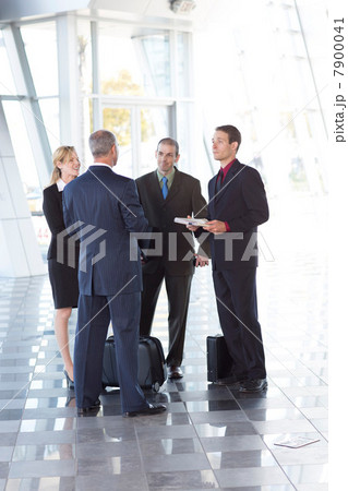 Businesspeople meeting in airport Businesspeople meeting in airport 7900041