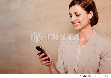 Mid adult woman texting, portrait 7900235
