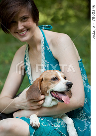 Woman holding her pet beagle 7900246