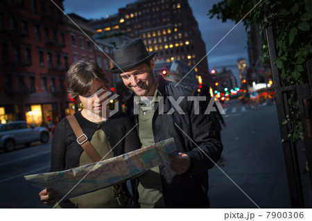 Couple reading city map at night 7900306