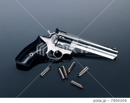 Revolver and bullets 7900309