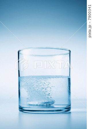 Tablet fizzing in glass of water 7900341